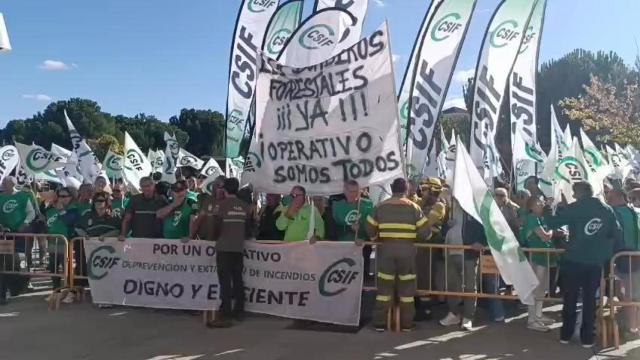 Concentración frente a las Cortes convocada por CSIF a la que asisten bomberos forestales y agentes medioambientales para reclamar un operativo totalmente público