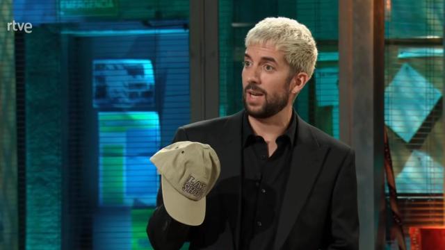David Broncano con una gorra de 'Late Show'.