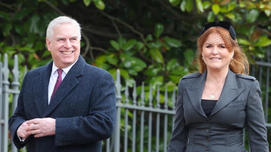 El príncipe Andrés y Sarah Ferguson en un el funeral de Constantino de Grecia.