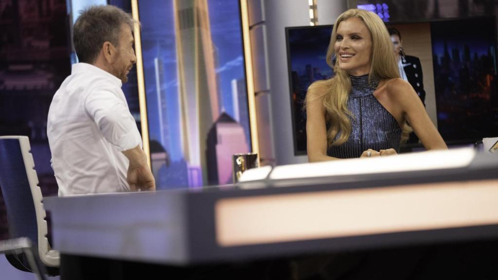 Pablo Motos entrevistando a Esther Cañadas en 'El Hormiguero'.