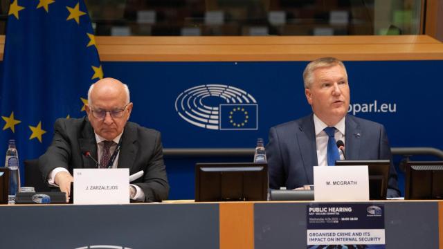Michael McGrath, comisario de Justicia de la UE, junto al presidente de la Comisión LIBE, el eurodiputado español Javier Zarzalejos.