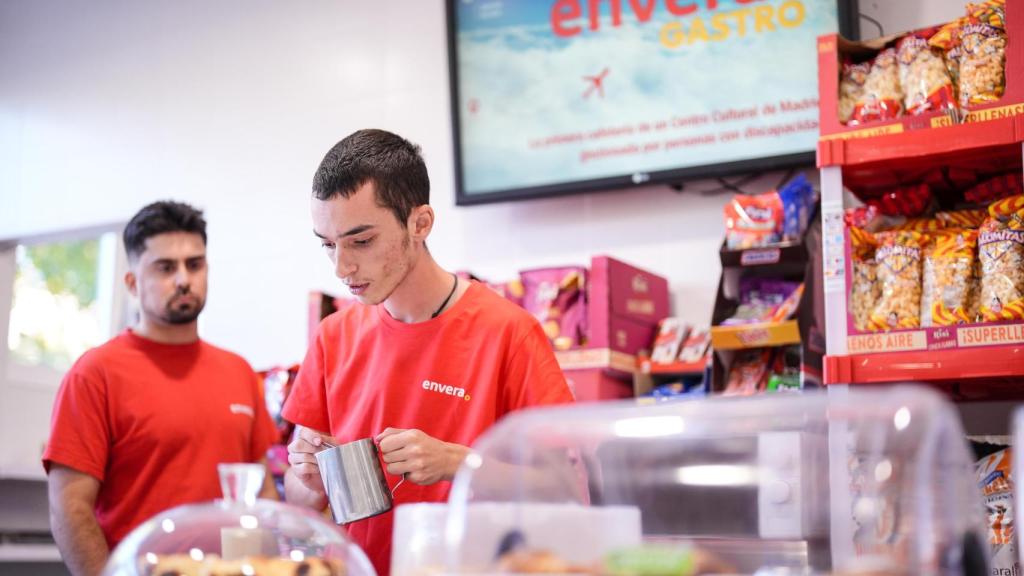 Daniel y Emilio trabajando en Envera Gastro.