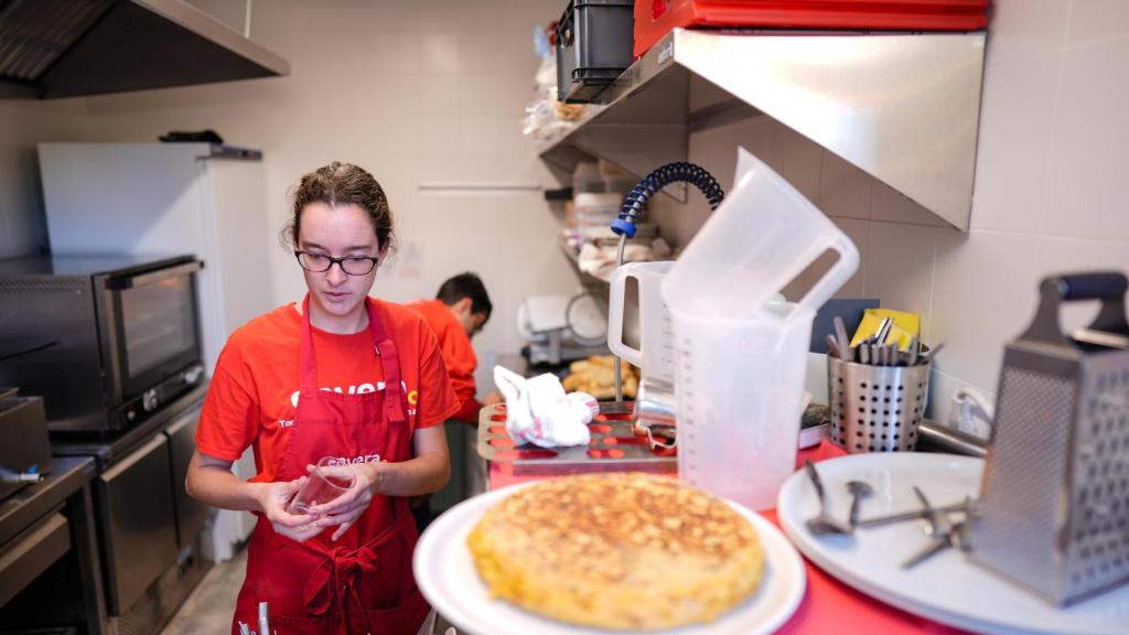 Mónica trabajando en Envera Gastro.