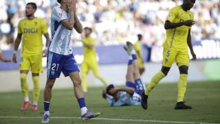 Adrián Niño se lamenta durante el Málaga CF vs. Cádiz de Segunda División.