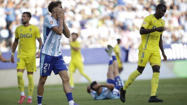 Adrián Niño se lamenta durante el Málaga CF vs. Cádiz de Segunda División.