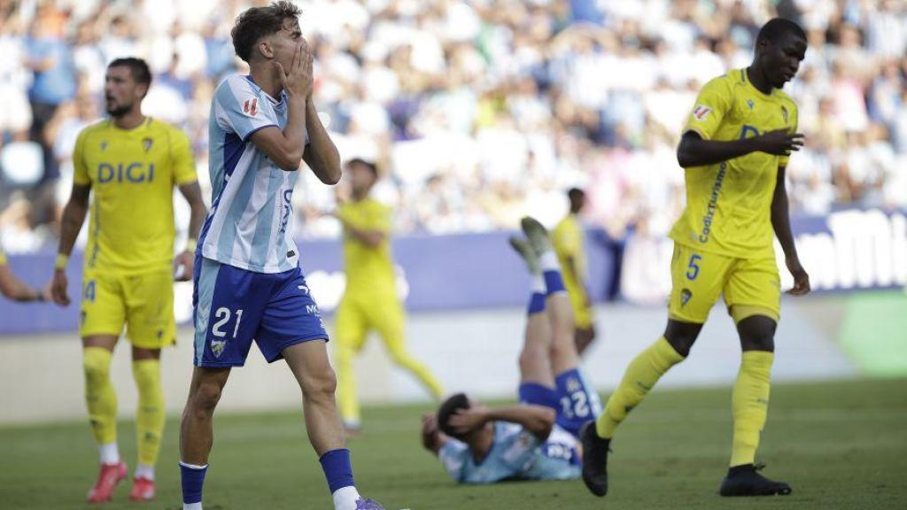 Adrián Niño se lamenta durante el Málaga CF vs. Cádiz de Segunda División.
