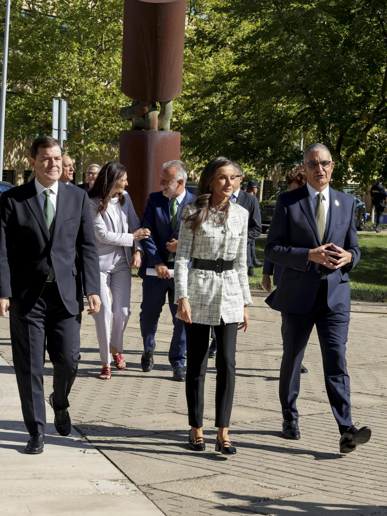 La Reina,  acompañada por el presidente de la Junta de Castilla y León, Alfonso Fernández Mañueco, visita el Centro de Investigación del Cáncer en Salamanca.