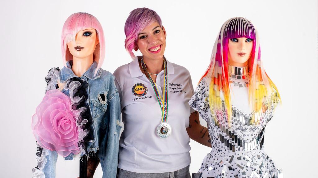 Inma Liñán, junto a sus diseños presentados en la OMC Hair World París 2025.