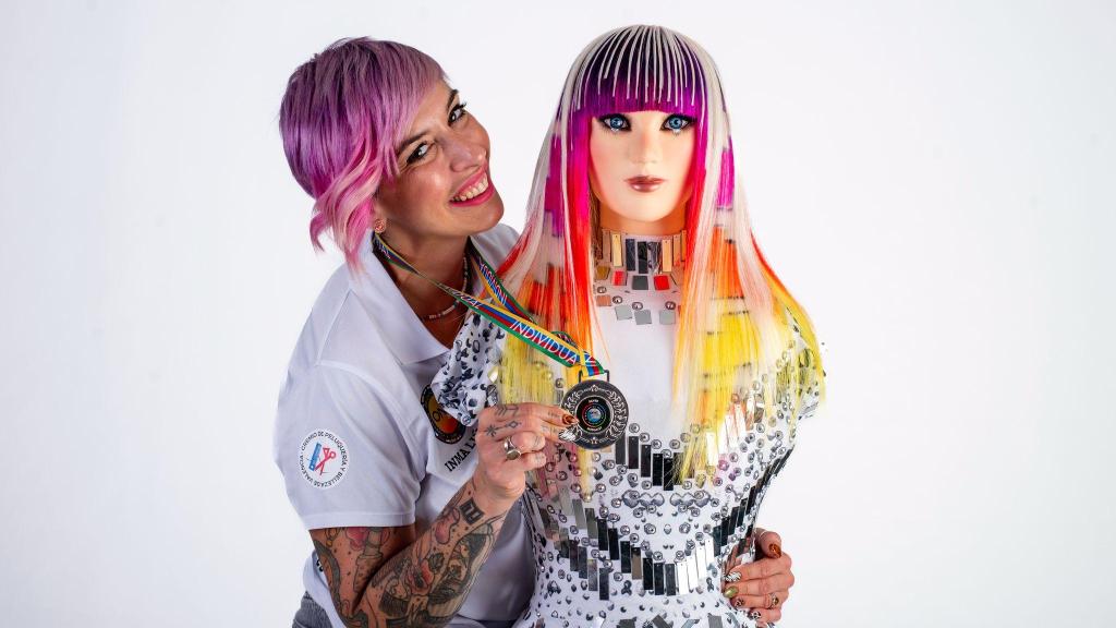 Inma Liñán, con su diseño ganador de la medalla de plata en la OMC Hair World París 2025.