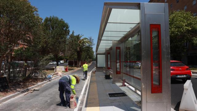 Obras del tranvibús en Sevilla Este.