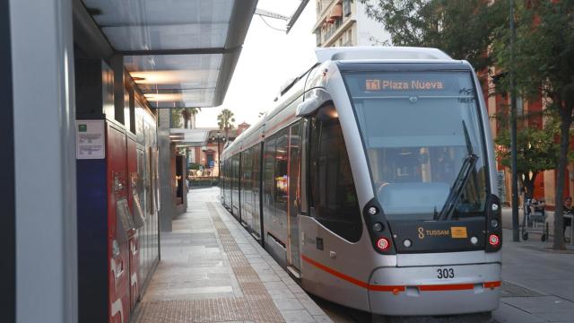 El tranvía, a su paso por la calle San Fernando.
