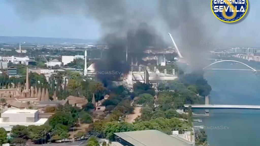 Imágenes del incendio en el Auditorio Rocío Jurado.