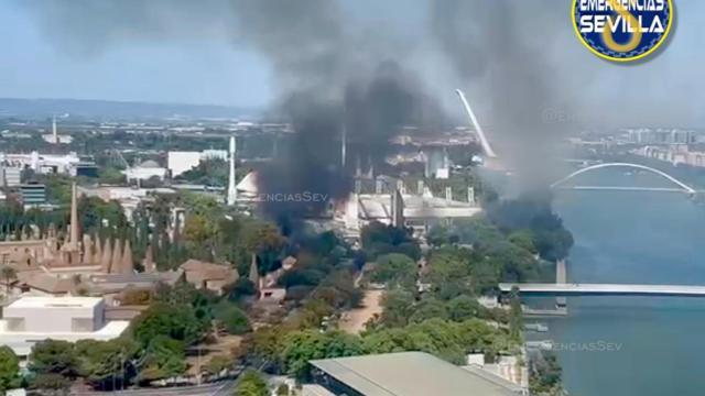 Imágenes del incendio en el Auditorio Rocío Jurado.