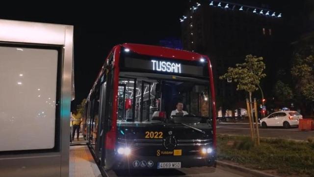 Imágenes del recorrido en pruebas del tranvibús por Sevilla Este.