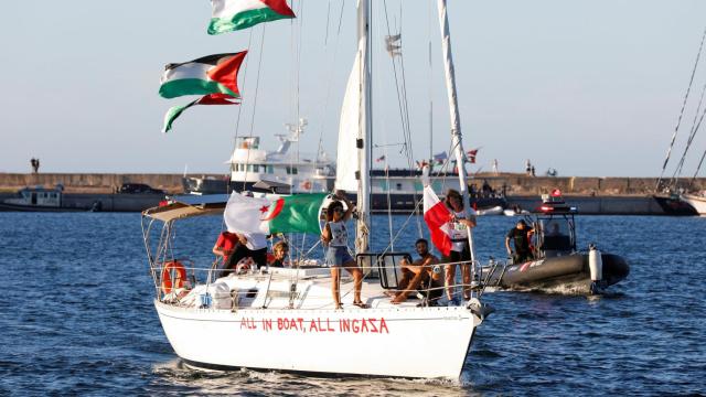 Un barco que participa en la Flotilla Global Sumud parte del puerto de Bizerta, Túnez, el 13 de septiembre de 2025.