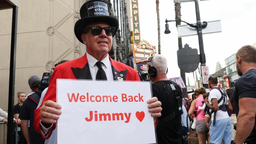 El actor Gregg Donovan sostiene un cartel en el que se lee 'Bienvenido de nuevo Jimmy' a las afueras del teatro donde se graba el 'show' de Jimmy Kimmel.