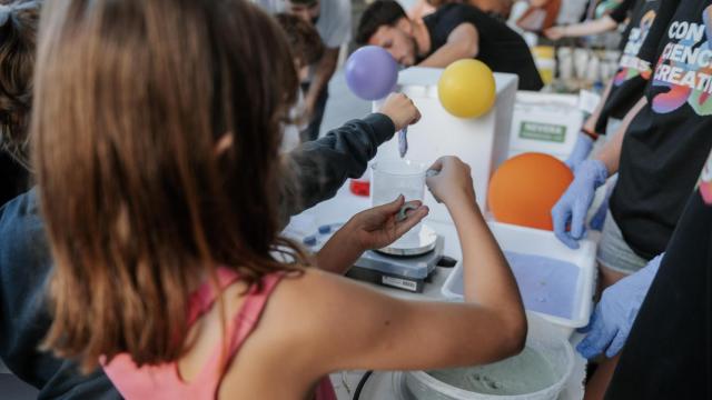 Una niña participa en una actividad científica organizada por la UDC.