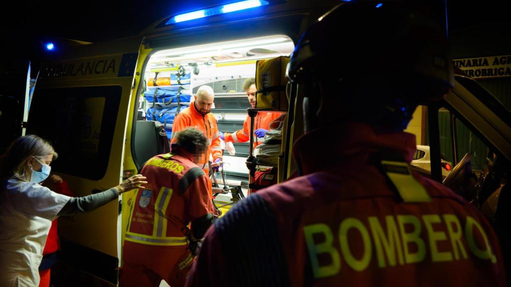Dos bomberos han tenido que ser atendidos en el incendio en Ciudad Rodrigo