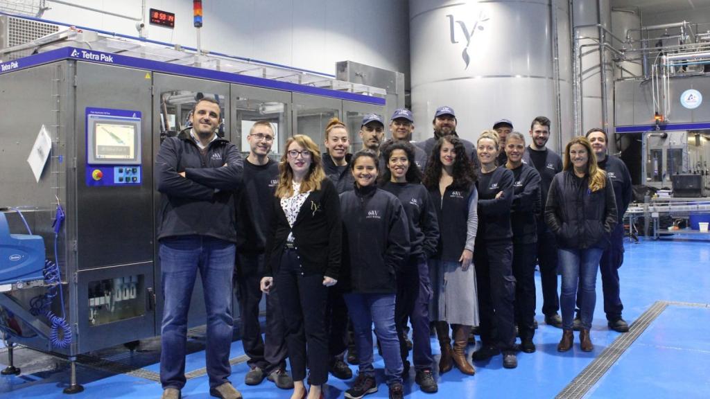 Curro Rodriguez junto a un grupo de trabajadores de Ly Company Group-Aqualy.