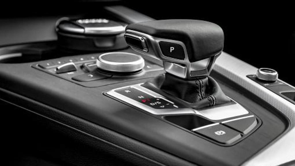 Palanca de cambios de un coche automático.