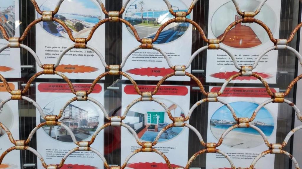 Anuncios de alquiler de viviendas en una agencia inmobiliaria de A Coruña.