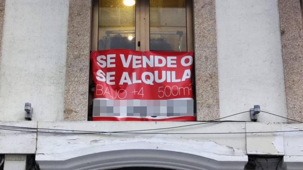 Un anuncio inmobiliario de alquiler o venta en la fachada de un edificio de A Coruña.