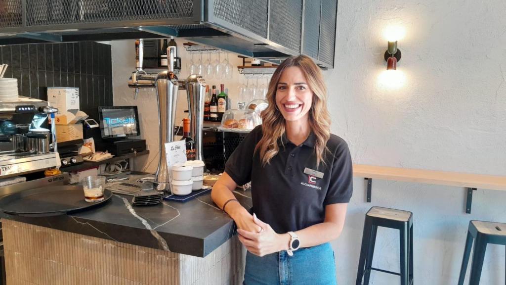 María, camarera en Le Petit.