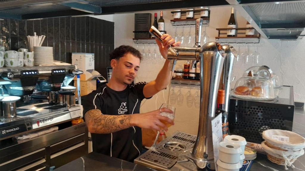 Un camarero en un bar.