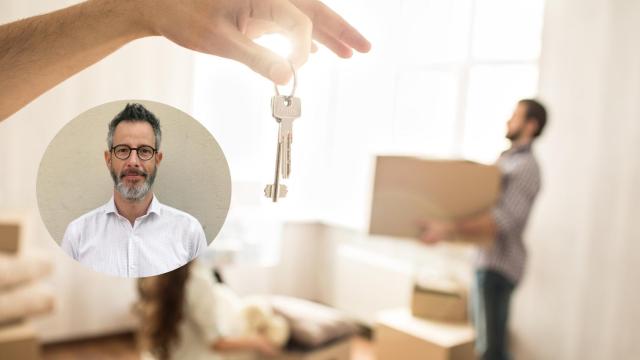 Montaje de Ferran Font con la entrega de llaves de una vivienda.