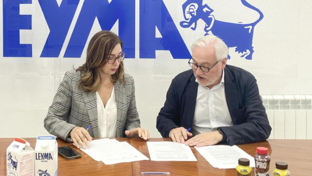 Firma del acuerdo entre el presidente de Básquet Coruña, Pablo de Amallo, y la presidenta del Grupo Lence, Carmen Lence.