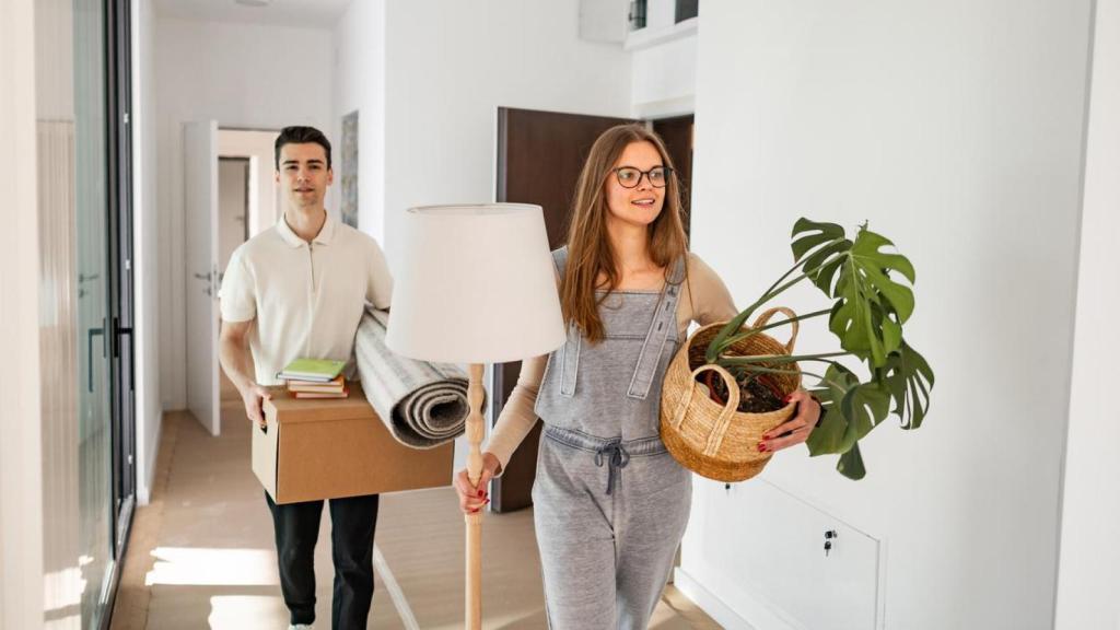 Una pareja joven en su nueva casa.