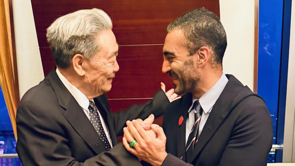 Simón Levy (derecha) con Wang Maolin