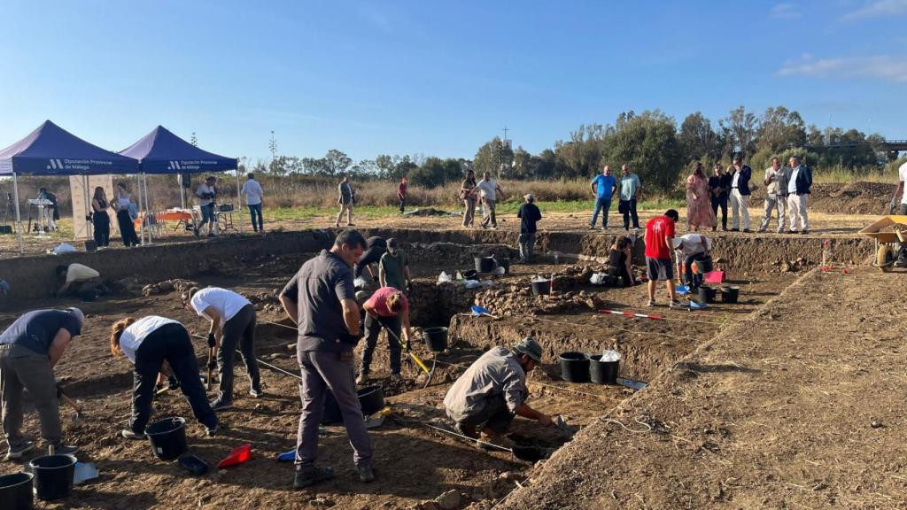 Trabajos arqueológicos en el Cerro del Villar, en Málaga.
