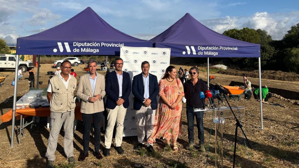 Representantes institucionales que han acudido este miércoles a conocer el avance de los trabajos en el Cerro del Villar.