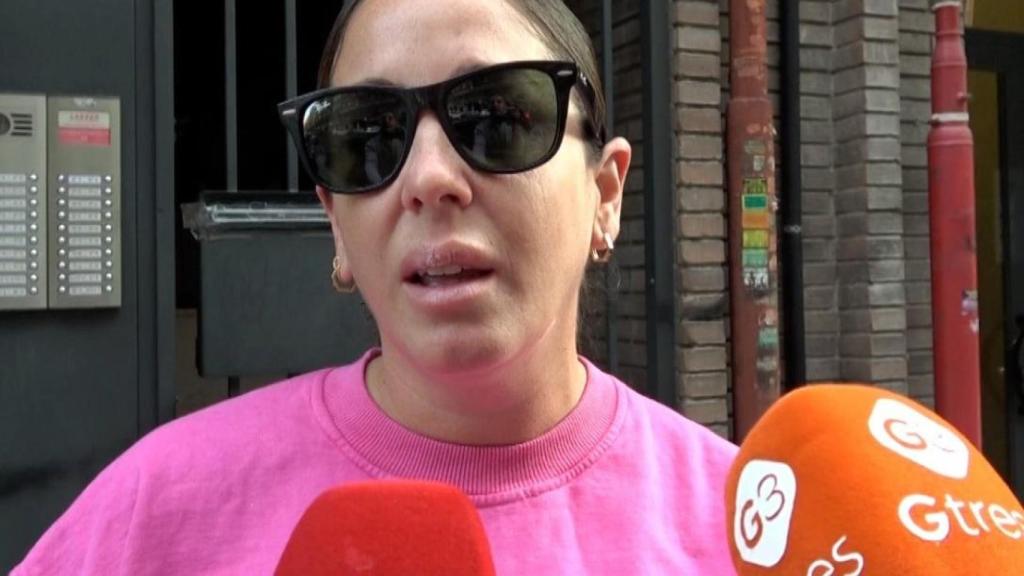 Anabel atendiendo a la prensa.