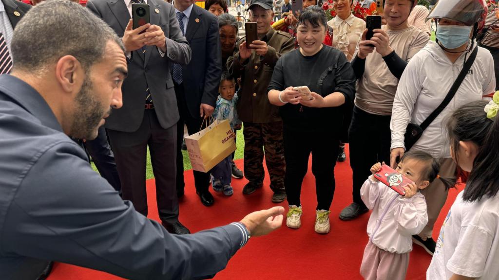 Simón Levy en un evento en China