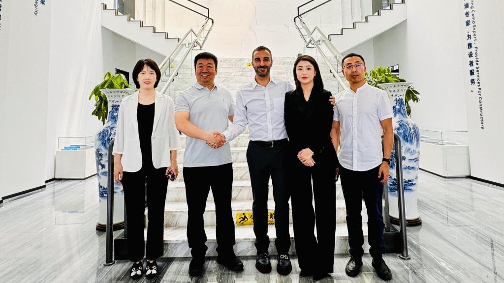 Simón Levy con parte de su equipo en China