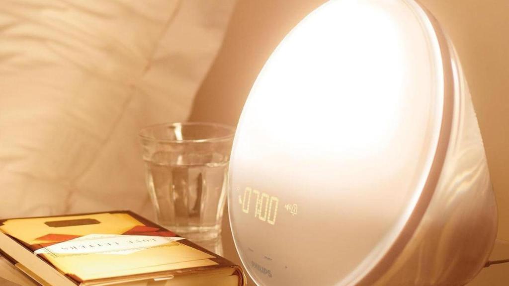 Los expertos insisten: no es bueno dormir con el móvil en la mesilla (y esta es la mejor alternativa)