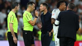 El árbitro Sánchez Martínez discute con Xabi Alonso