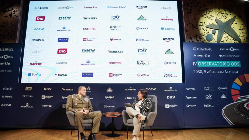 Víctor Mario Bados Nieto, general de Brigada del Ejército de Tierra, durante su conversación con Yolanda Rodríguez, redactora jefe del Observatorio de la Defensa de EL ESPAÑOL; en la tercera jornada del IV Observatorio ODS '2030, 5 años para la meta'.