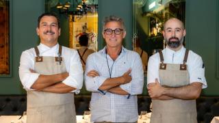 El empresario Rafa Pérez (en el centro) junto a los responsables de cocina. Barravas