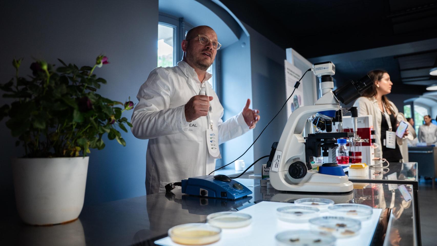 De cultivar plantas raras con IA a capturar el aroma de una flor sin tocar un pétalo: las 'ciencias verdes' revolucionan la belleza