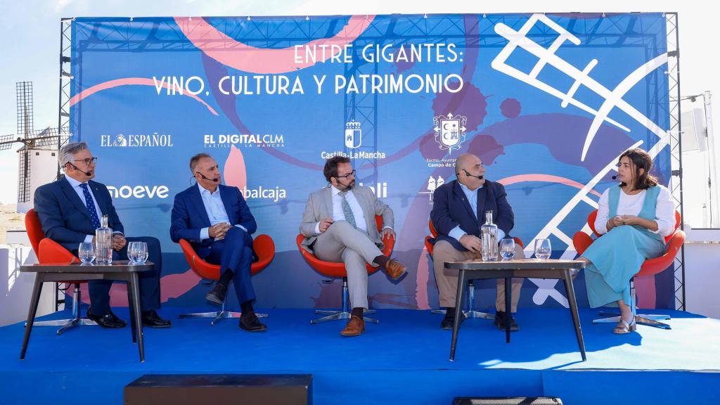 Mesa 'El papel estratégico de la industria, la tecnología y el vino en la transformación socioeconómica local'.