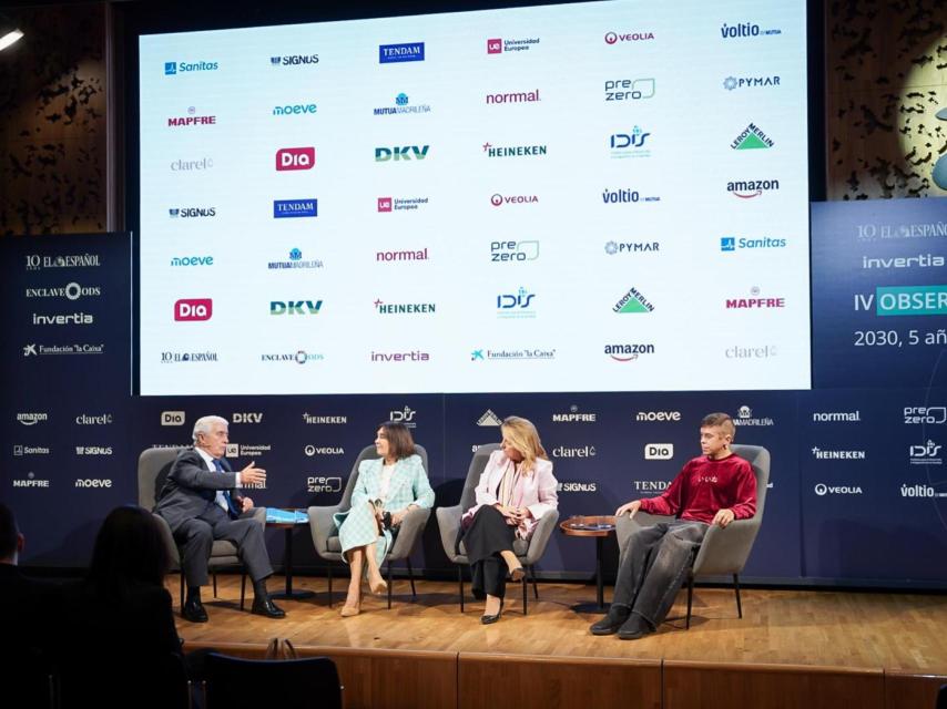 Ponentes de la mesa redonda 'La nueva educación enfocada a economías resilientes'.