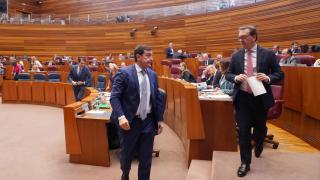 El presidente de la Junta, Alfonso Fernández Mañueco y el portavoz del Grupo Popular en las Cortes de Castilla y León, Ricardo Gavilanes, en el pleno de este miércoles
