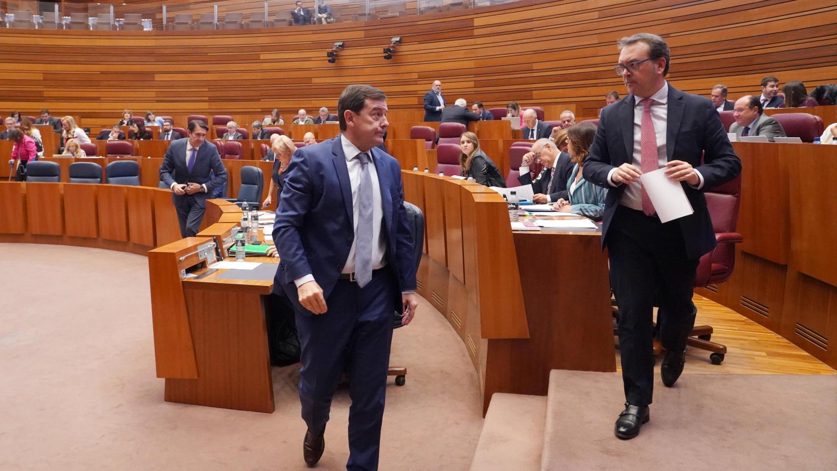 El presidente de la Junta, Alfonso Fernández Mañueco y el portavoz del Grupo Popular en las Cortes de Castilla y León, Ricardo Gavilanes, en el pleno de este miércoles