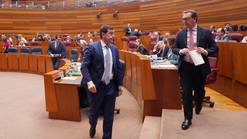 El presidente de la Junta, Alfonso Fernández Mañueco y el portavoz del Grupo Popular en las Cortes de Castilla y León, Ricardo Gavilanes, en el pleno de este miércoles