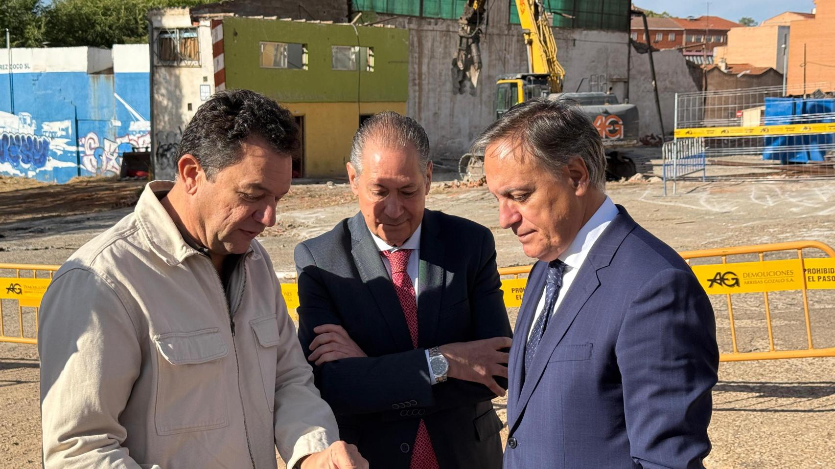 El alcalde de Salamanca, Carlos García Carbayo, visitando las obras del Barrio Blanco