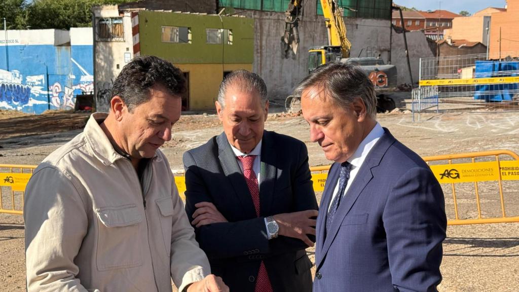 El alcalde de Salamanca, Carlos García Carbayo, visitando las obras del Barrio Blanco