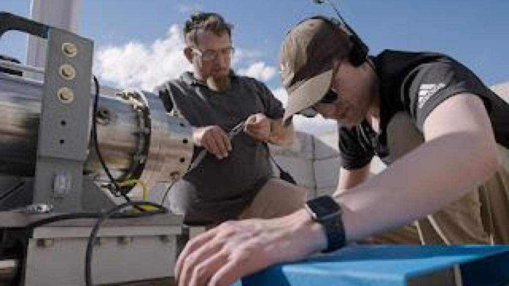 Trabajadores de la fábrica Firehawk,